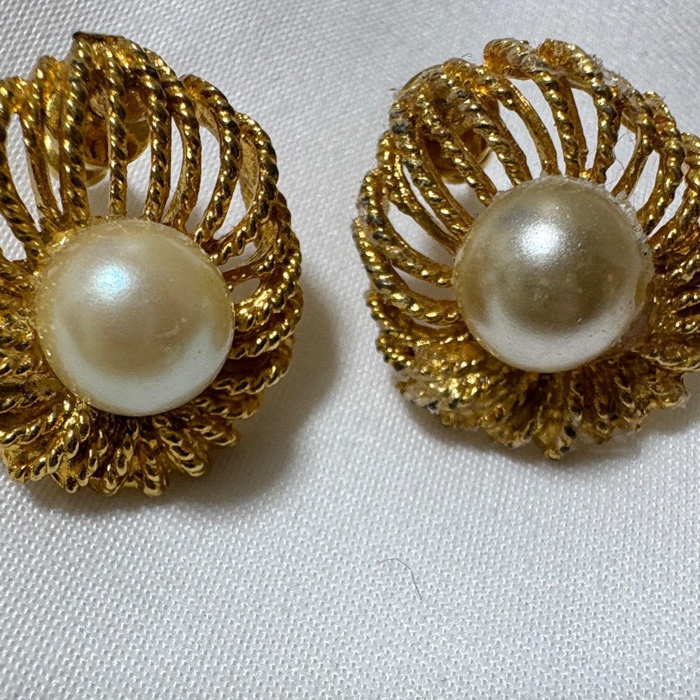 Elegant Gold and Pearl Earrings - Picture 7 of 10